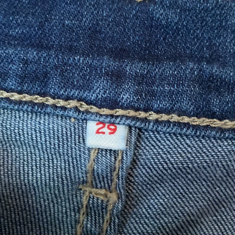Levi’s women’s size 29 or 8 cotton poly spandex denim blue jean shorts full cut